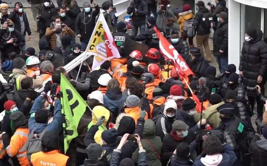 Sukob policije i demonstranata u Parizu na protestima zbog otpuštanja radnika