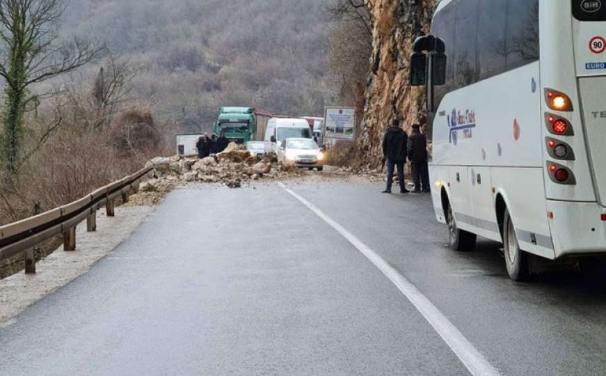 Odron na magistralnom putu u BiH, saobraćaj obustavljen