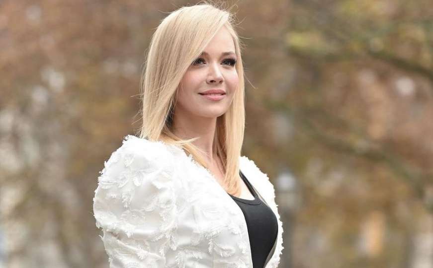 Jelena Rozga oduševila fanove: Pozirala uz svoju fotografiju staru 20 godina