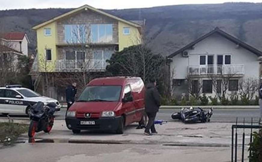 Novi udes u BiH: Sudar motocikla i dostavnog vozila, jedna osoba povrijeđena