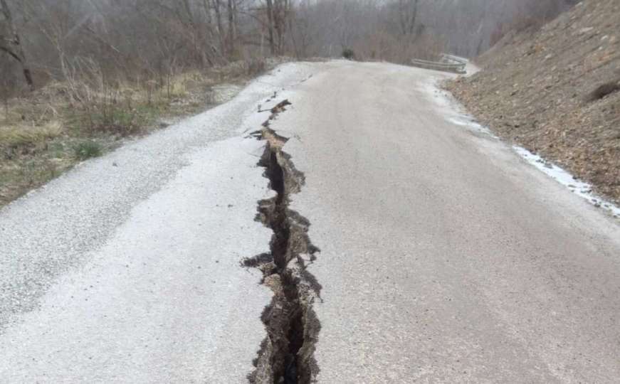 "Krater izgleda zastrašujuće": Pokrenulo se veliko klizište na cesti u BiH