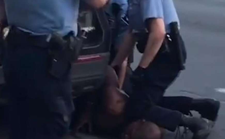 Užasno: Policijskom stanicom širi se slika ubijenog Georga Floyda s gnusnom porukom