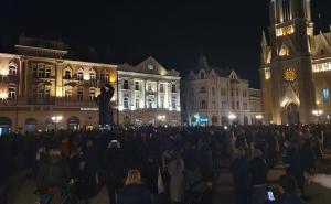 Novi Sad se oprašta od Đoleta: Stotine ljudi na Trgu oslobođenja