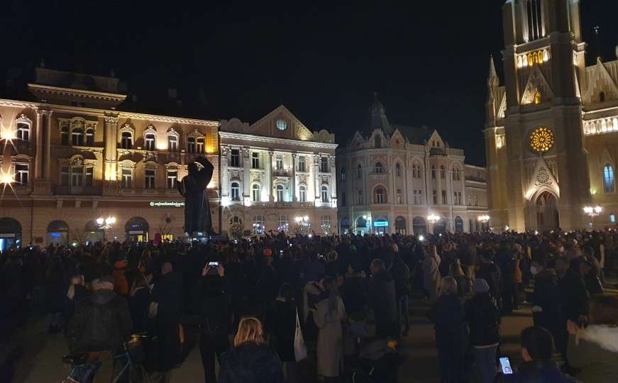 Novi Sad se oprašta od Đoleta: Stotine ljudi na Trgu oslobođenja