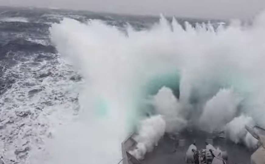 Zastrašujuća snimka: Pogledajte kako je ogromni val poklopio brod