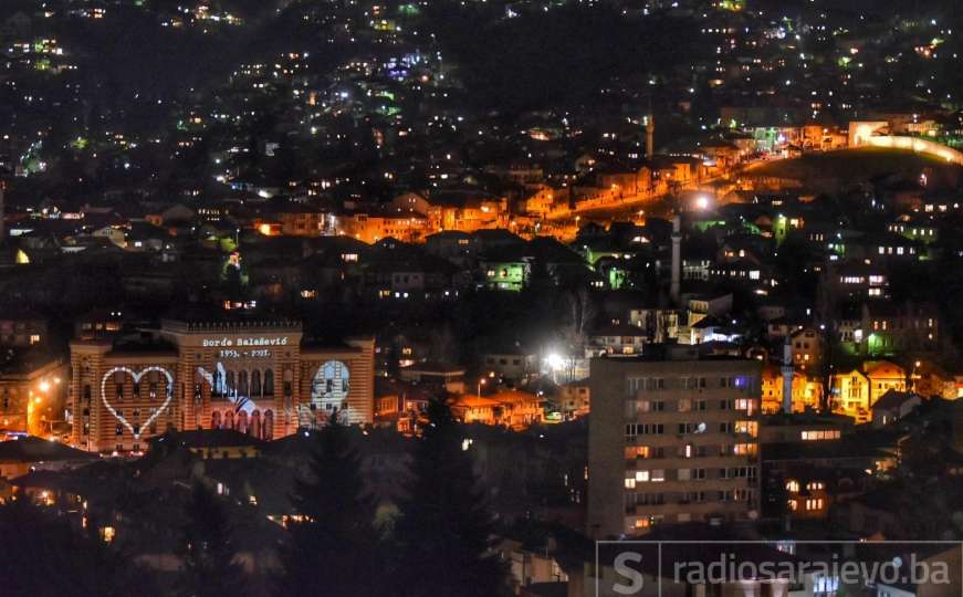 Prelijepo: Sarajevom dominira Vijećnica osvijetljena u čast Đorđa Balaševića
