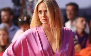 Veljača objavila fotku na kojoj pleše na stolu: Svirali su Devojku sa čardaš nogama