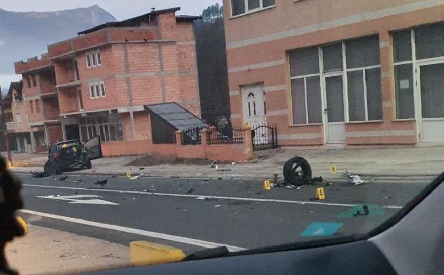 Strašan udes u BiH, dijelovi automobila rasuti po cesti