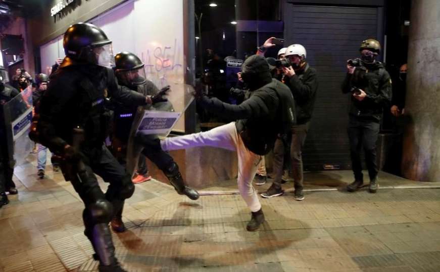 Sukobi policije i demonstranata: Haos širom zemlje zbog hapšenja repera