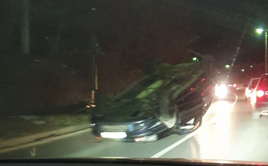 Udes kod Sarajeva: Automobil završio na krovu