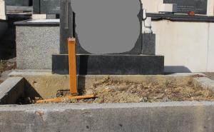 Sarajevo: Pijana žena iz Austrije uništavala nadgrobna obilježja na Barama