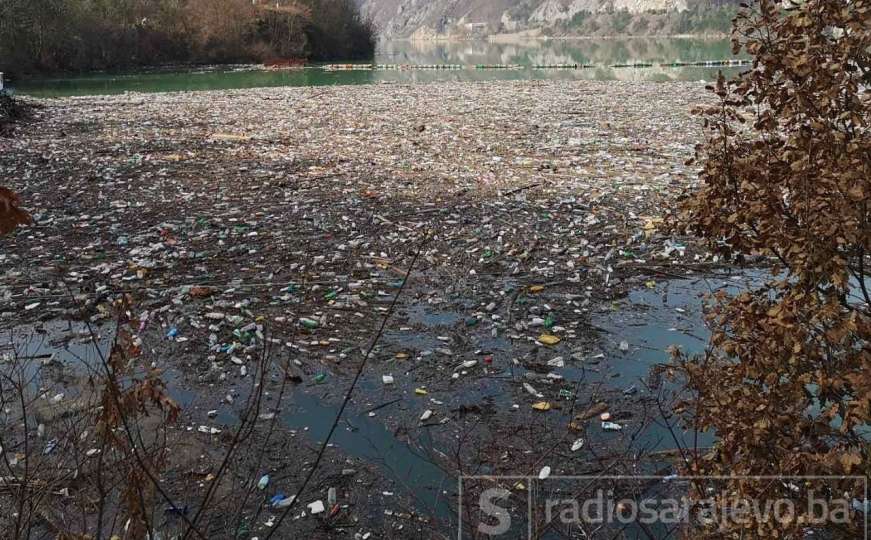 Tone otpada i smeća danas plutaju Drinom u Višegradu