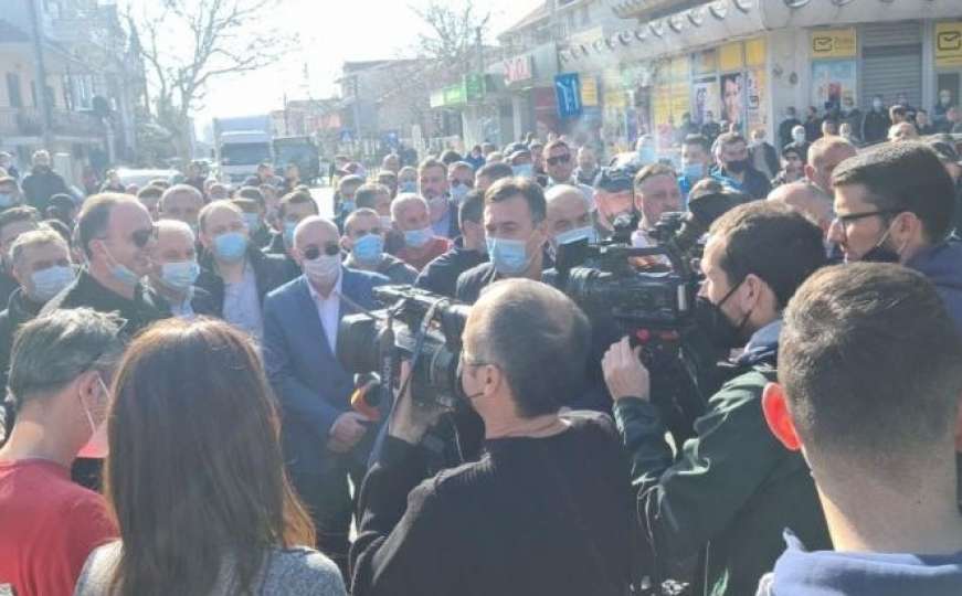 Haos u Crnoj Gori: Protesti protiv odluke o zatvaranju kafana