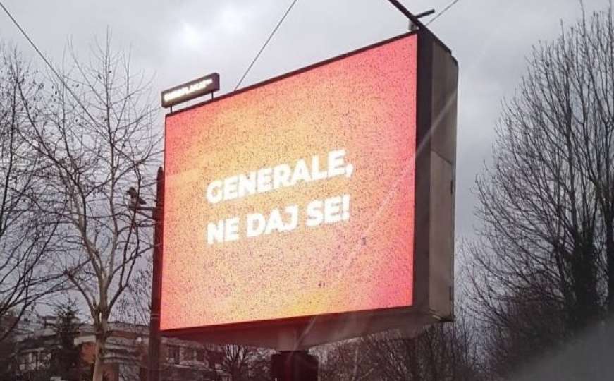 "Generale, ne daj se": Podrška za Atifa Dudakovića na bilbordima u Sarajevu