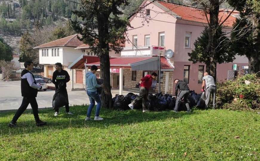 Mladi ljudi iz Stoca sakupili 35 vreća smeća iz gradskog parka 