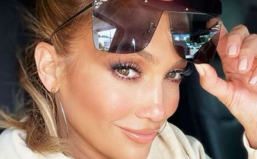 J. Lo fanovi kritizirali zbog fotošopiranja, a sad je zbog ove fotke dižu u nebesa