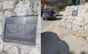 Ploča ratnom zločincu Ratku Mladiću na ulazu u općinu Novo Sarajevo godinama stoji