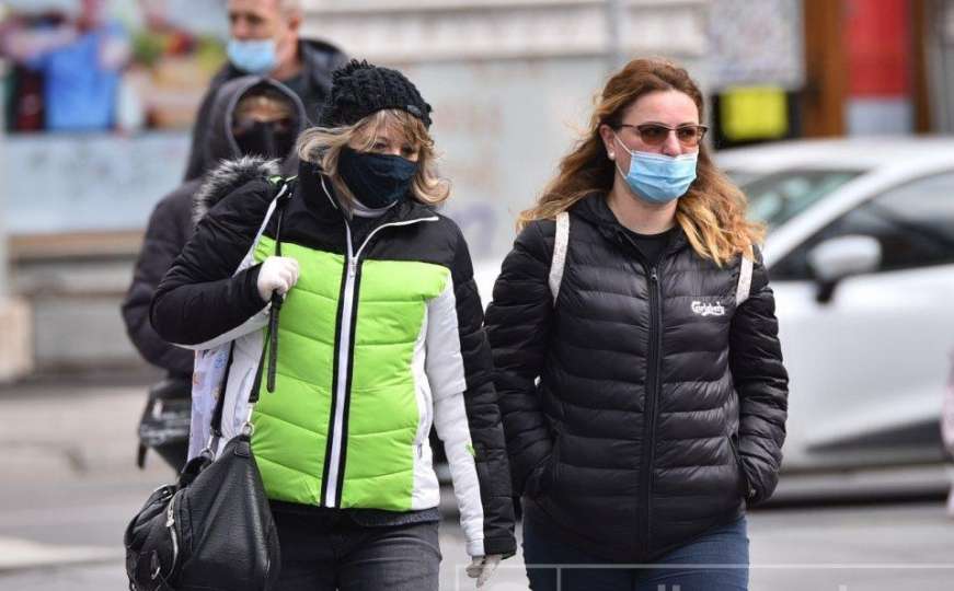 Hladno vrijeme nije iznenadilo Sarajlije: Spremne zimske jakne i maske