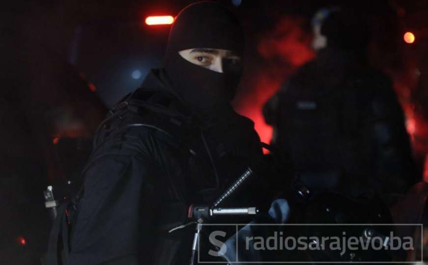 Velika akcija policije u Sarajevu: Prekinuli korona party sa 39 osoba, kazne po 500 KM