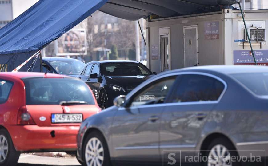 Duga kolona vozila: Velika gužva ispred Drive-in punkta za testiranje u Sarajevu