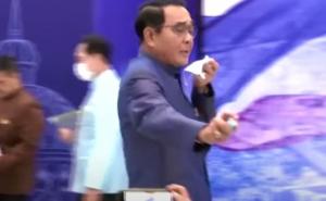 Umjesto odgovora na pitanja: Tajlandski premijer prskao novinare dezinfekcijom