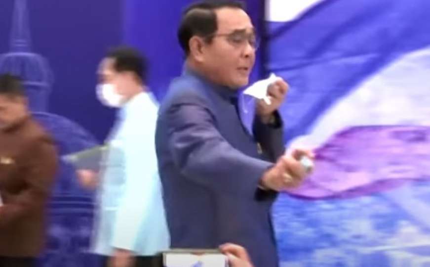 Umjesto odgovora na pitanja: Tajlandski premijer prskao novinare dezinfekcijom