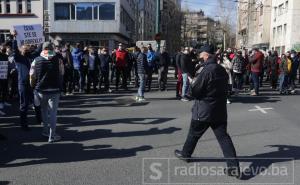Ugostitelji blokirali cestu u Sarajevu, uzvikivali: Forto, lopove! 