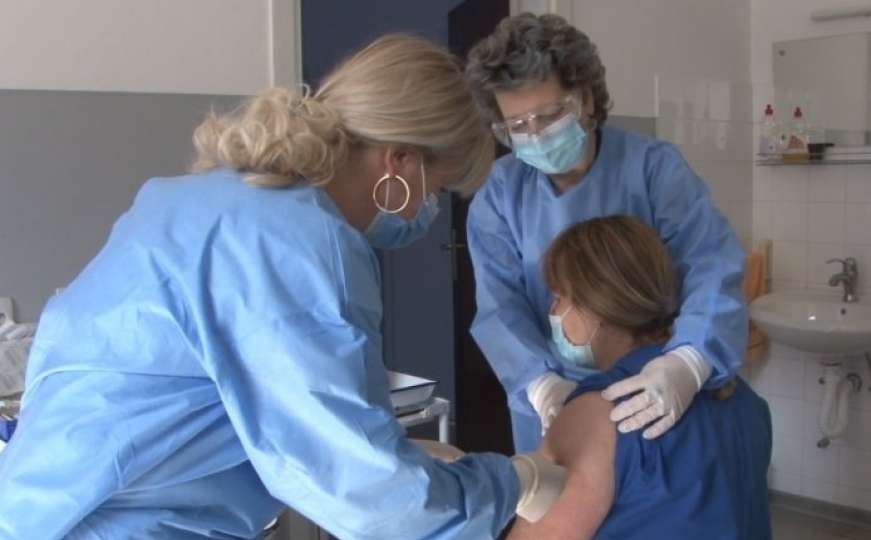 Zdravstveni radnici u Kaknju dobili prve doze vakcina