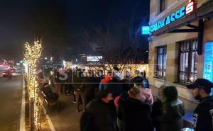 Velike gužve ispred Brajlovićevog restorana nakon što je objavio da večeras časte