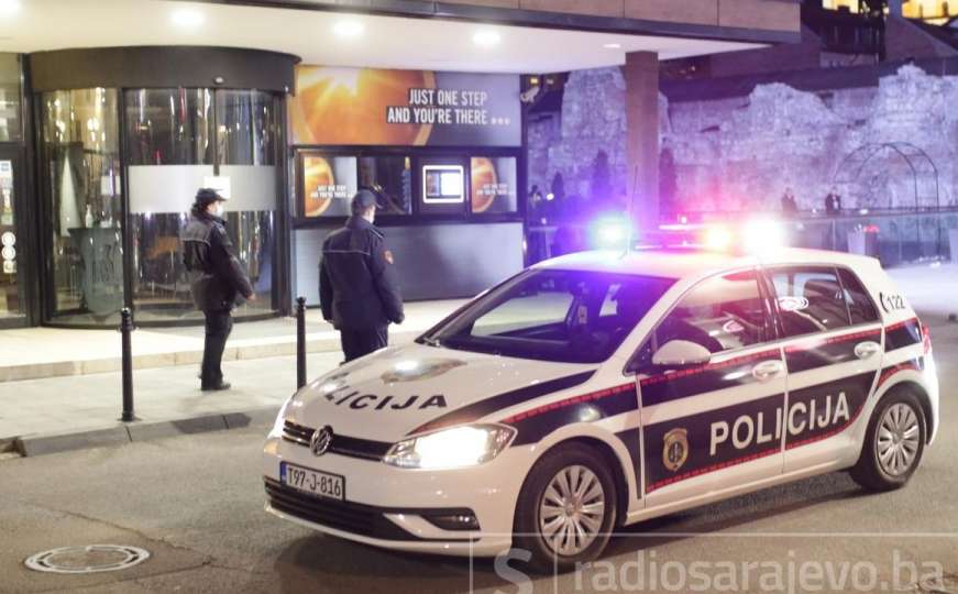 Policija i pokoji šetač na ulicama Sarajeva: Počeo vikend lockdown