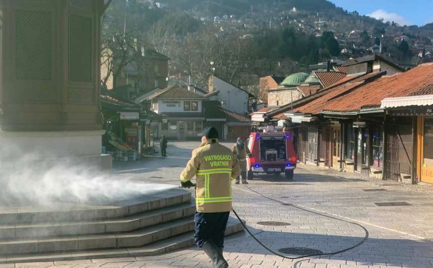 Vratnički vatrogasci uradili dezinfekciju Baščaršijskog trga