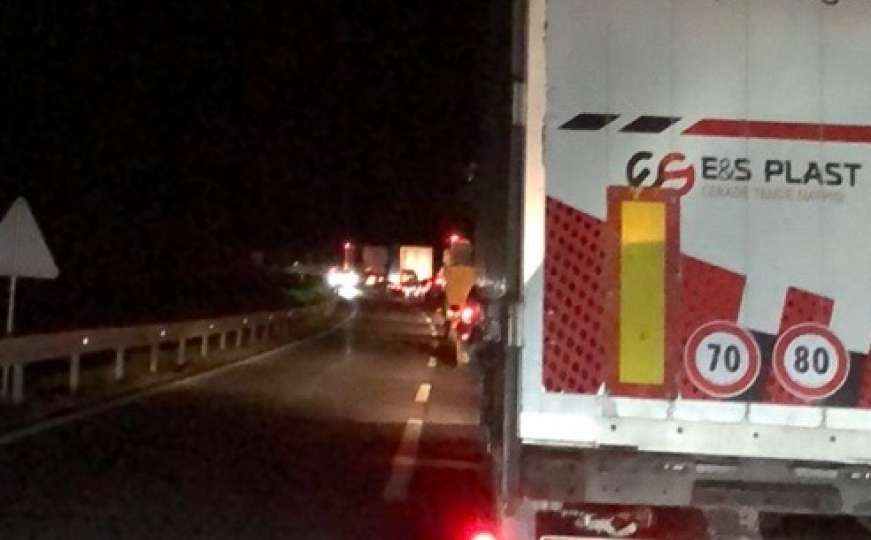 Još jedna nesreća u BiH: Udes tri vozila, jedna osoba povrijeđena