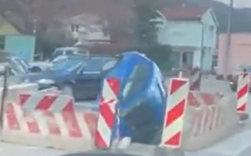 Neobična nesreća u Mostaru: Automobil upao u rupu na cesti