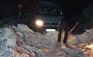 Drama u BiH: Vatrogasci spasili zametene putnike iz kombija