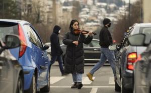 Mlada djevojka iz Perua zvucima violine uljepšava svakodnevnicu u Sarajevu