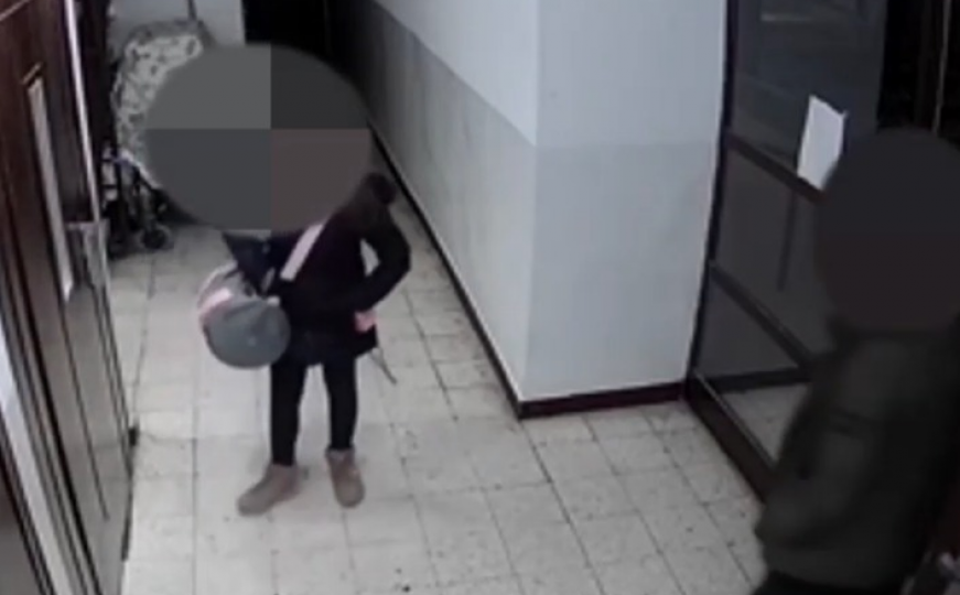 Pedofila snimile nadzorne kamere: Uznemiravao djevojčice u haustoru pored lifta