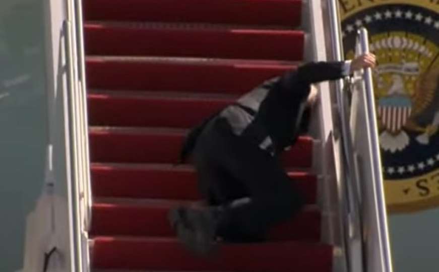 Joe Biden zapeo dok se penjao uz stepenice u avion i to tri puta...
