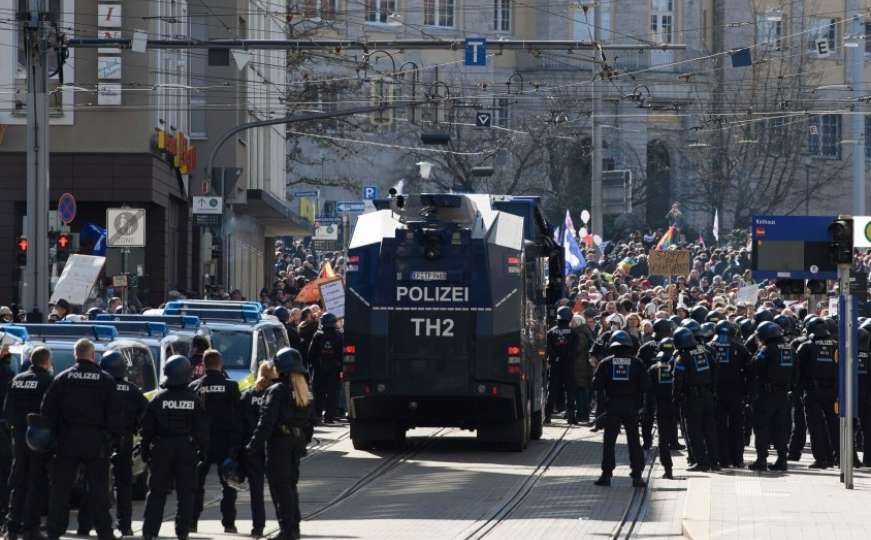 Njemačka: Veliki sukobi policije i prosvjednika zbog epidemioloških mjera