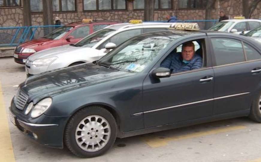 Sarajevski taksisti u doba COVID-a: Radimo po 16 sati, vozimo samo oboljele