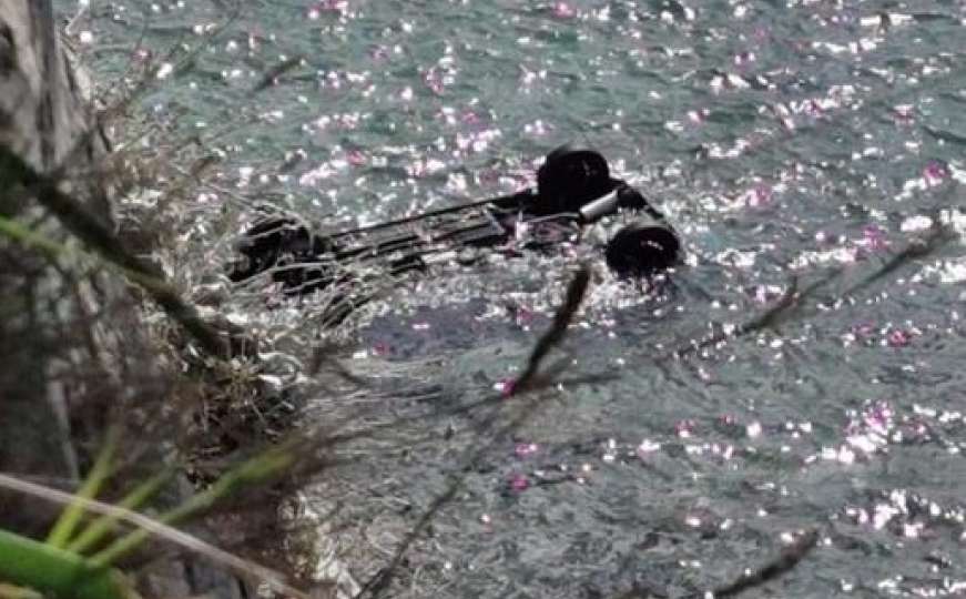 Makarska: Automobilom uletjeli u more, poginuo muškarac, za drugom osobom se traga