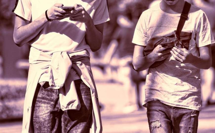 Trećina mladih pokazuje znake ovisnosti o mobitelima