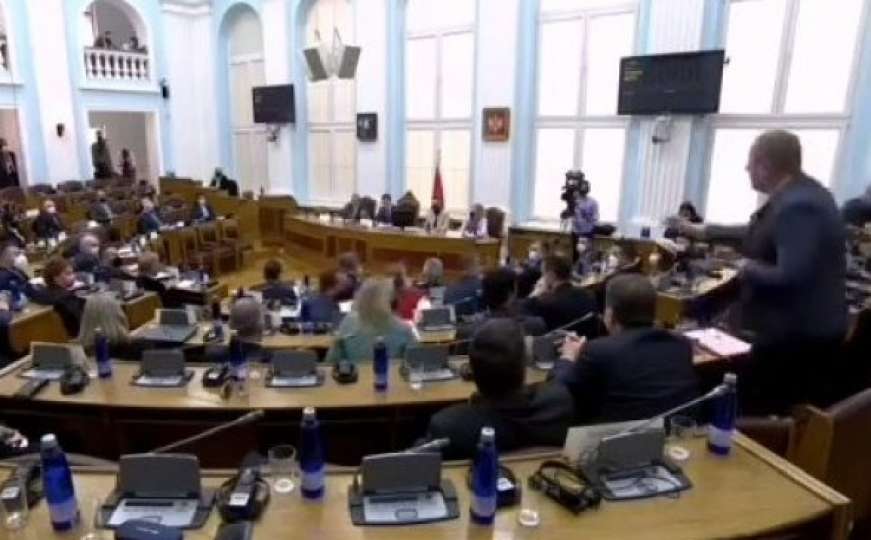 Incident u Skupštini Crne Gore: Poslovnikom gađao predsjedavajućeg!   
