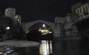 "Pokreni se za planetu": Ugašena svjetla na mostarskom Starom mostu