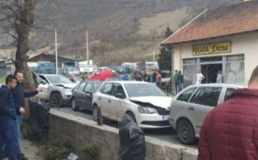 Teška nesreća u BiH: Pet vozila učestvovalo, dvije osobe povrijeđene