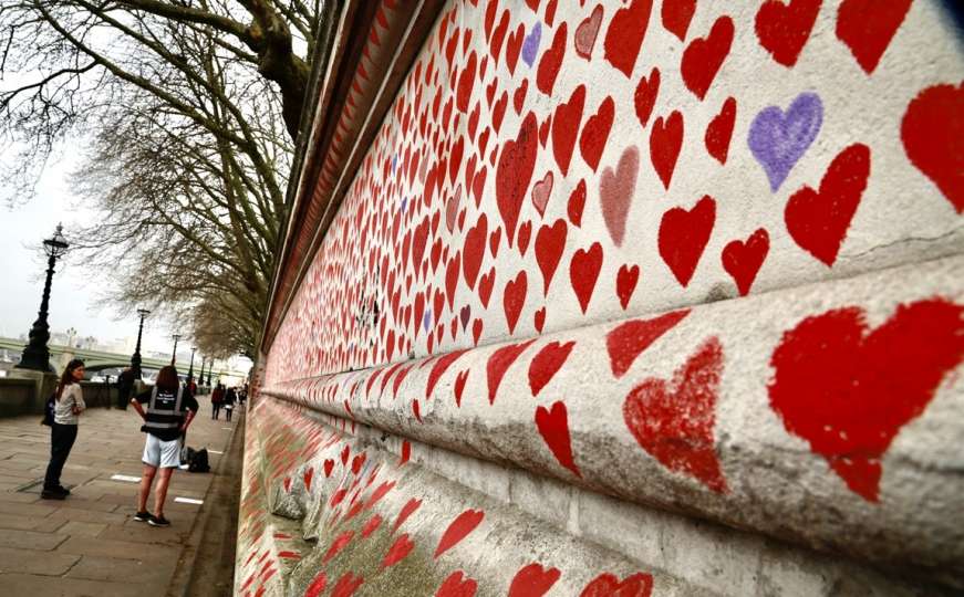 U znak sjećanja na žrtve pandemije: U Londonu zid sa 150.000 srca