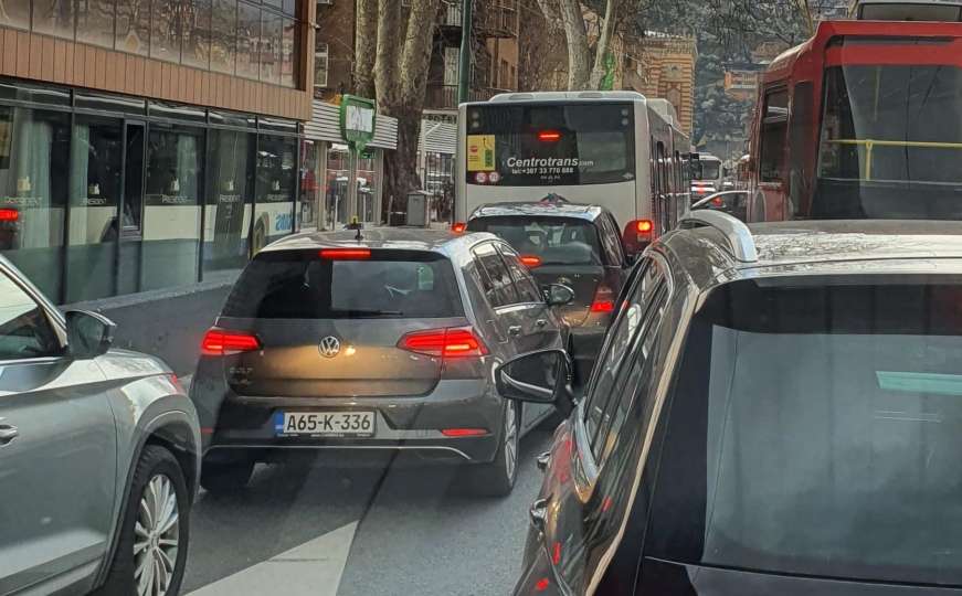 Saobraćajna nesreća u centru Sarajeva, tramvaji ne rade...