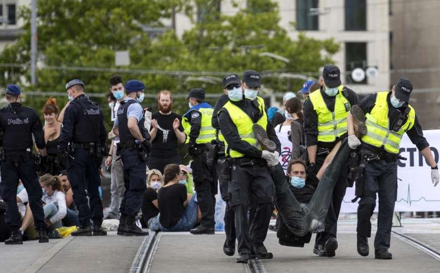 Policija u Švicarskoj demonstrante rastjerivala suzavcem i mecima