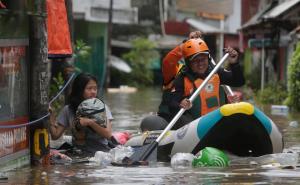 Indonezija: U poplavama stradalo 20, u sudaru tankera i brodice nestalo 17 osoba