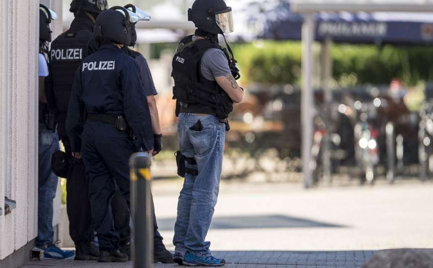 Njemačka: Mladić pao s balkona, bježao je od COVID policije