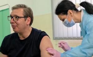 Aleksandar Vučić primio vakcinu Sinofarm, medicinskoj sestri poklonio cvijeće